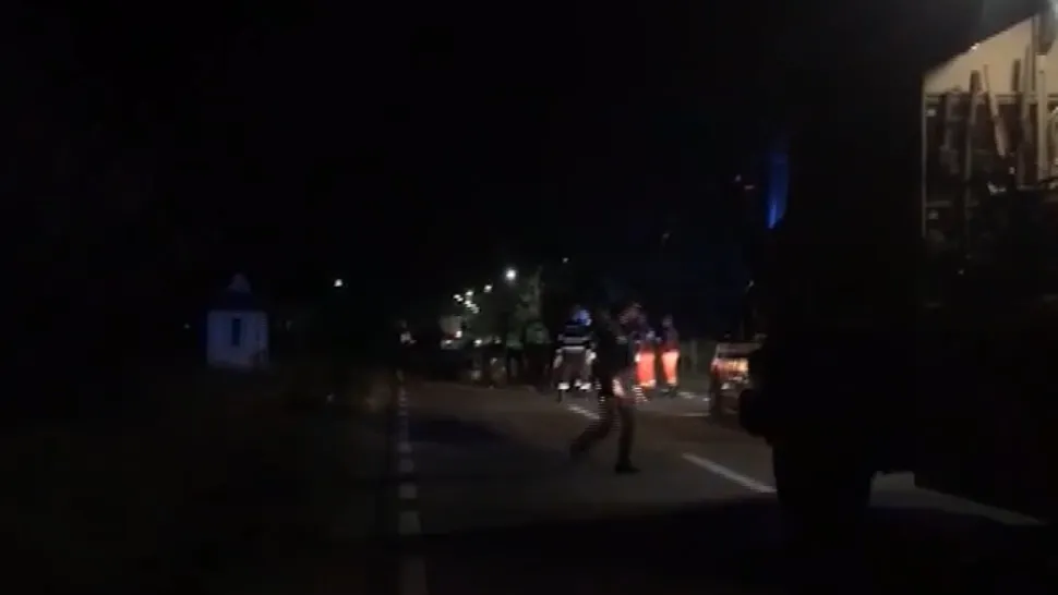Depășire cu final...nefericit: Două mașini au fost aruncate în afara părții carosabile, în județul Argeș