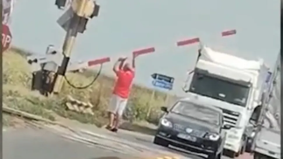 Imagini REVOLTĂTOARE la o trecere peste calea ferată: Șoferii au ridicat bariera cu mâinile pentru a trece