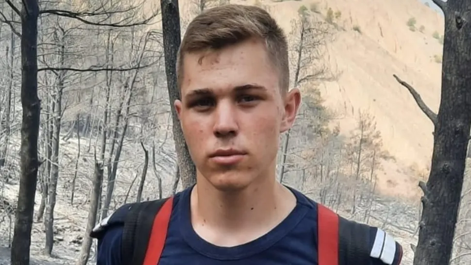 Povestea celui mai tânăr pompier român din Grecia. A renunţat la concediu pentru a se lupta cu flăcările: "Rămân aici cât va fi nevoie de mine"