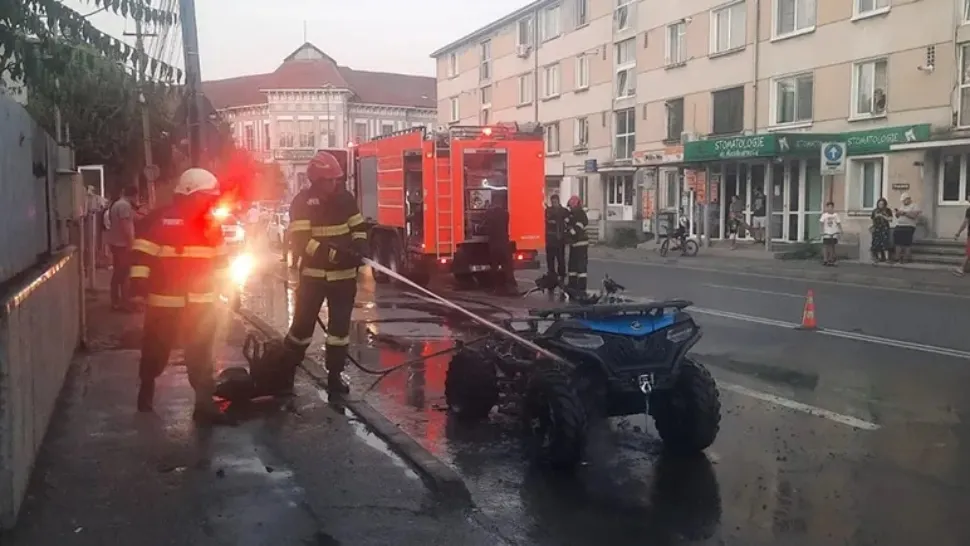 Panică în centrul Piteștiului: un ATV a luat foc în mers - VIDEO