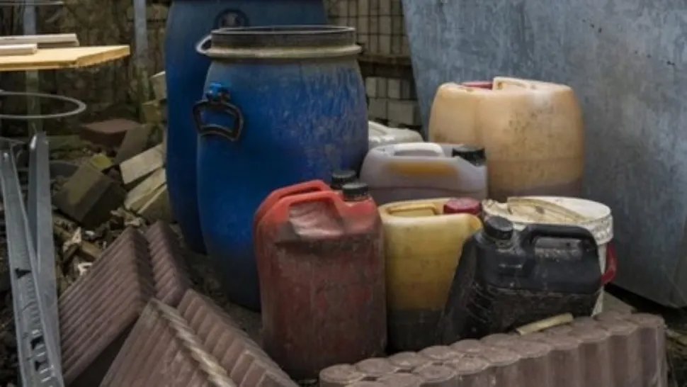 VIDEO - Muncitori nepalezi, învățați de un român să fure benzină