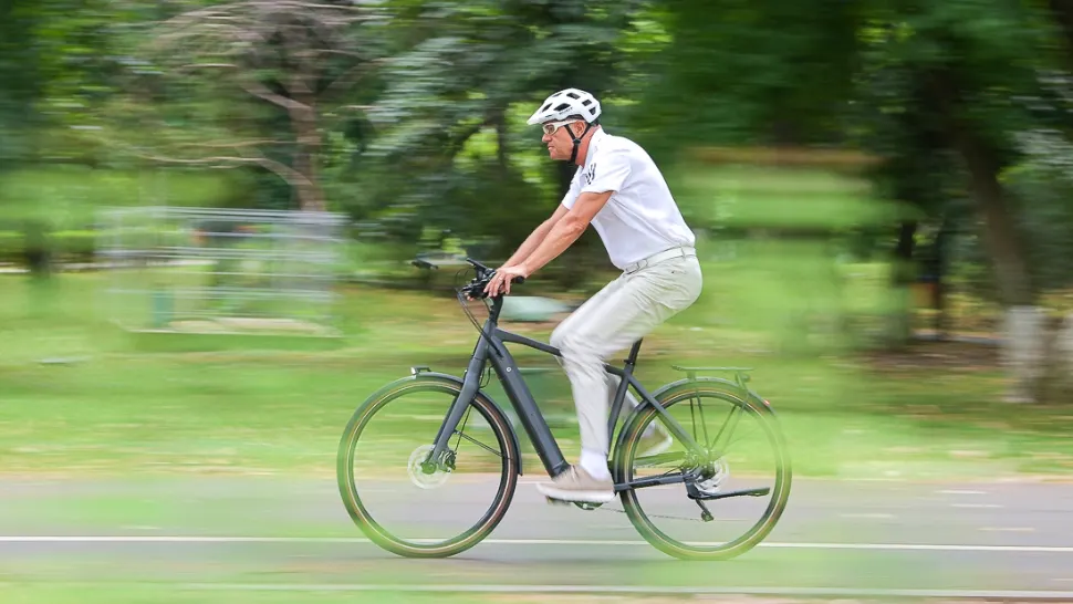 CÂT costă bicicleta cu care a mers Klaus Iohannis la Cotroceni - MESAJUL primit de președinte pentru alegerea sa