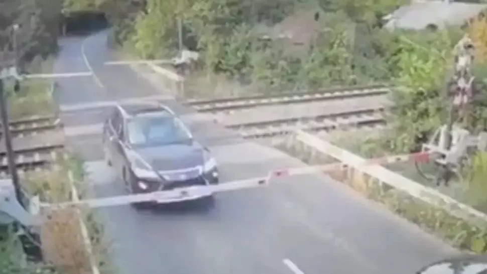 Răsturnare de situație - Cine era bărbatul care a rupt barierele de la calea ferată și s-a răsturnat cu mașina - Polițiștii, uimiți când și-au dat seama