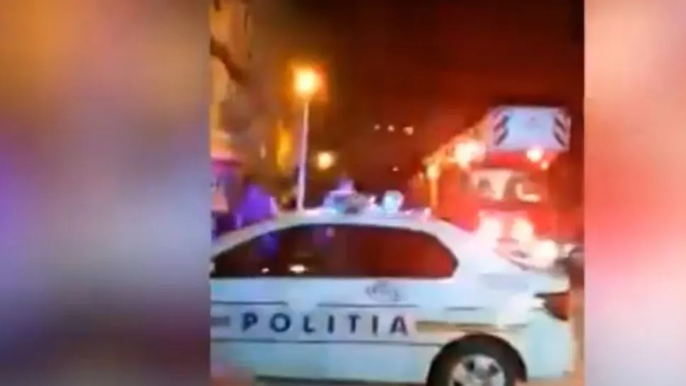 VIDEO Copil de 5 ani, salvat de pompieri de pe marginea ferestrei. Era singur acasă