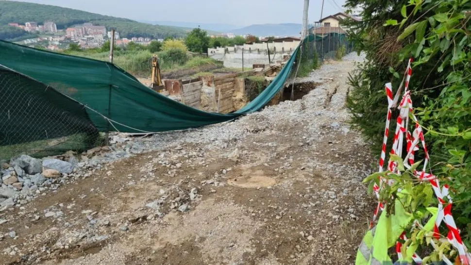 Șantier între case, drum surpat și locuințe fisurate, în Cluj-Napoca. Locuitorii sunt revoltați - FOTO
