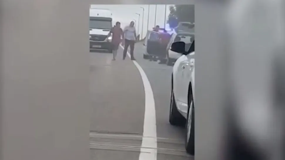 VIDEO | Tragedie evitată la timp de un polițist cu prezență de spirit, după ce o mașină a luat FOC în trafic