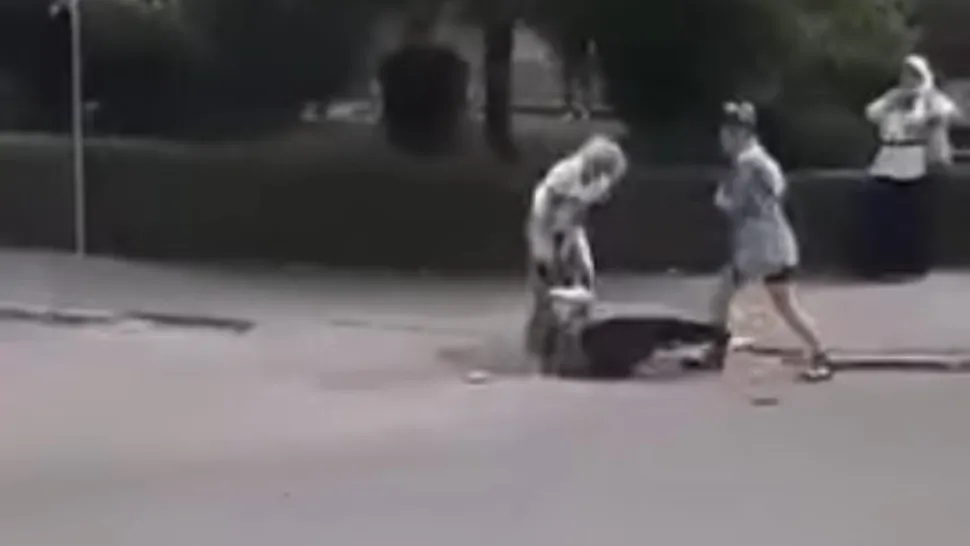 VIDEO - Tânără bătură de trei femei, pe stradă, în centrul orașului Târgu Jiu - Imagini șocante