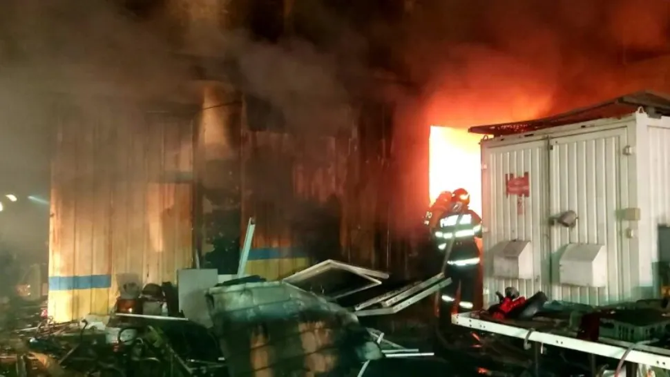 Incendiu VIOLENT la un hotel din Giurgiu! Intervenția pompierilor pentru stingerea focului - Mai multe persoane, EVACUATE - VIDEO