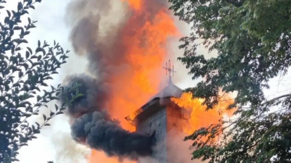 VIDEO Un incendiu puternic a făcut scrum o biserică din județul Vrancea