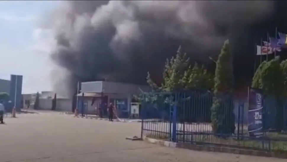 VIDEO | Incendiu DEVASTATOR la un depozit de materiale plastice din Alba Iulia. A fost emis mesaj RO ALERT