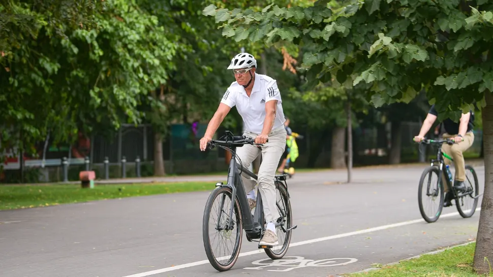 Klaus Iohannis a venit cu bicicleta la birou: Președintele a mers jumătate de oră de la Vila Lac, la Cotroceni VIDEO