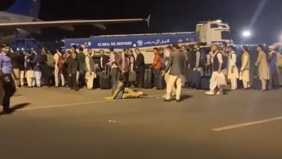 Ce aeronavă misterioasă SALVEAZĂ românii din infernul afgan - Aterizările de pe aeroportul din Kabul 