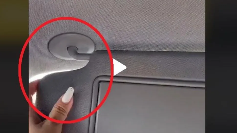 VIDEO - Funcția secretă a parasolarului din mașină - Puțină lume știe că poate fi folosit așa