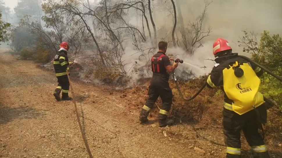 Pompierii români, răsplătiţi de greci pentru lupta cu incendiile din Evia. Cazare gratuită în Thassos, anul viitor