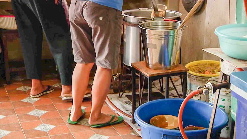 VIDEO - Local central, ÎNCHIS de inspectorii ANPC: alimente EXPIRATE de ani de zile! 