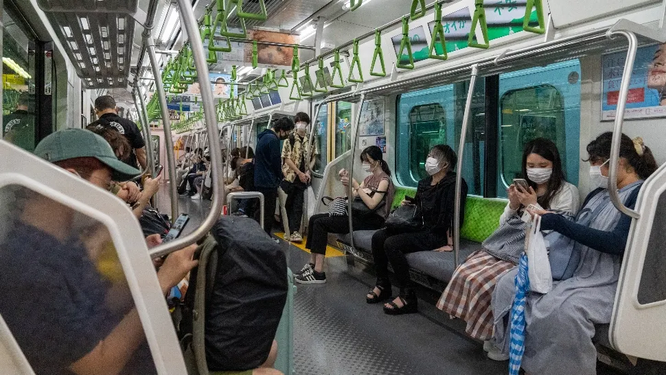 Doi răniți în urma unui atac cu acid sulfuric la metroul din Tokyo. Agresorul, de negăsit