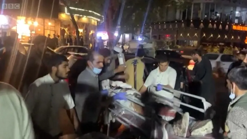 Imaginile DISPERĂRII la Kabul: Spitalele au tratat zeci de persoane rănite în exploziile gemene