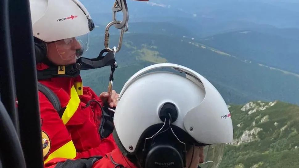 Trei turişti rămaşi blocaţi pe un traseu extrem de dificil din Bucegi, recuperaţi cu ajutorul unui elicopter