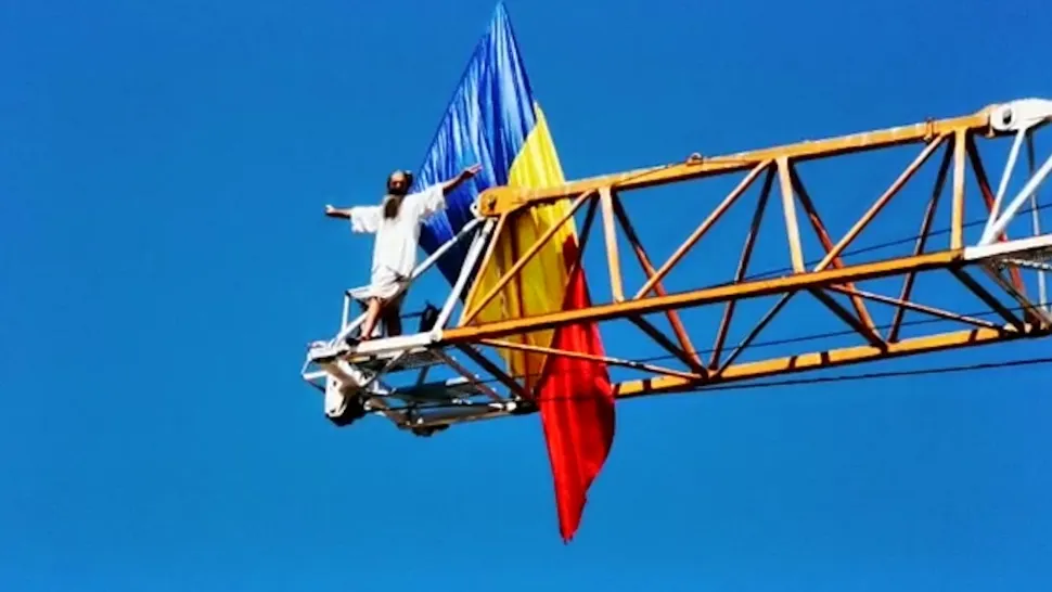 Cezar Avărmuță, „stegarul dac”, implicat într-un un nou incident: S-a urcat pe un stâlp din fața Palatului Parlamentului VIDEO 