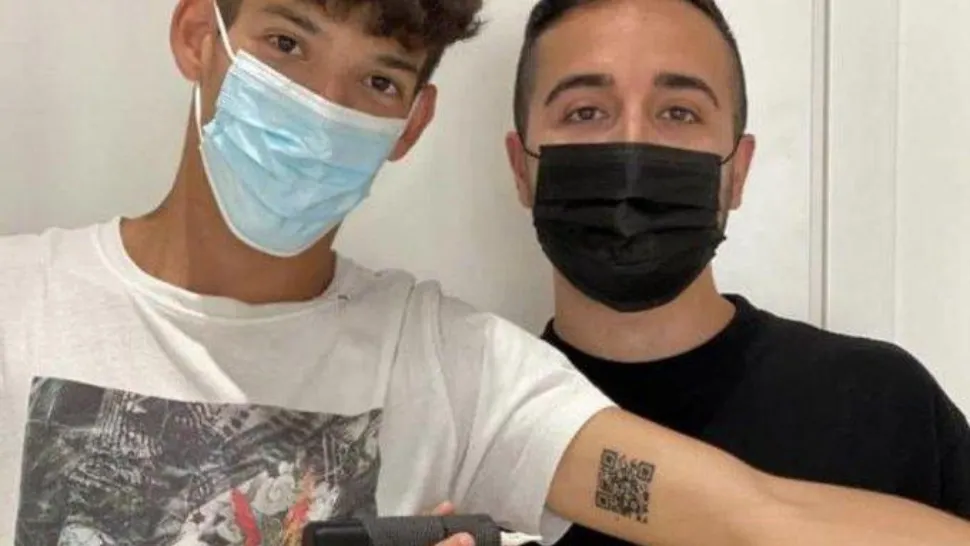 Un student și-a tatuat codul QR de pe certificatul de vaccinare antiCovid - Reacția părinților