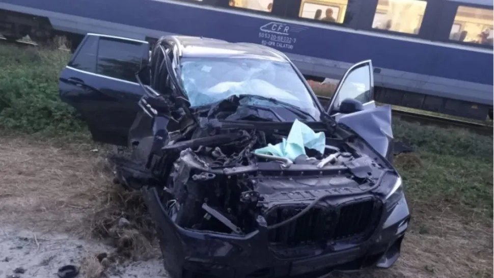 Accident teribil pe calea ferată. Un tren care circula între Constanța și Mangalia a lovit o mașină: 2 răniți