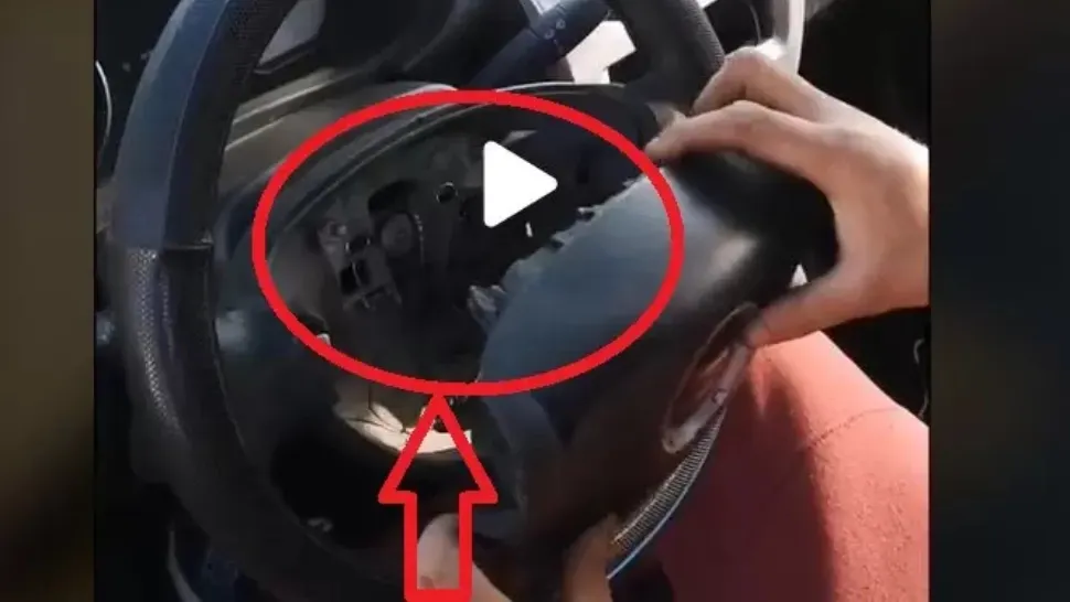 VIDEO – Ce a găsit mecanicul în volanul unui taximetrist – S-a apucat să-i repare mașina și a făcut descoperirea revoltătoare
