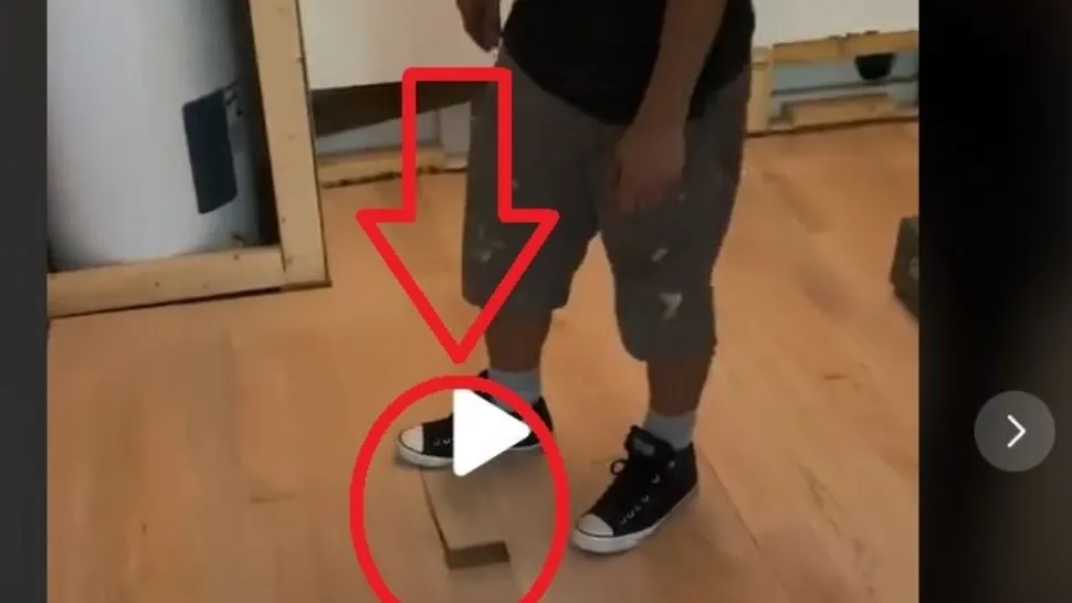 VIDEO – Ce a găsit sub podea – A călcat pe o bucată de parchet care s-a ridicat. Când a tras de ea, a făcut descoperirea