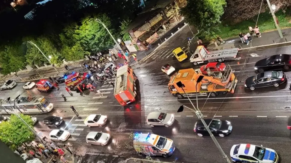 FOTO | VIDEO Accident grav în Capitală - 4 victime, după ce 2 autoturisme s-au lovit frontal
