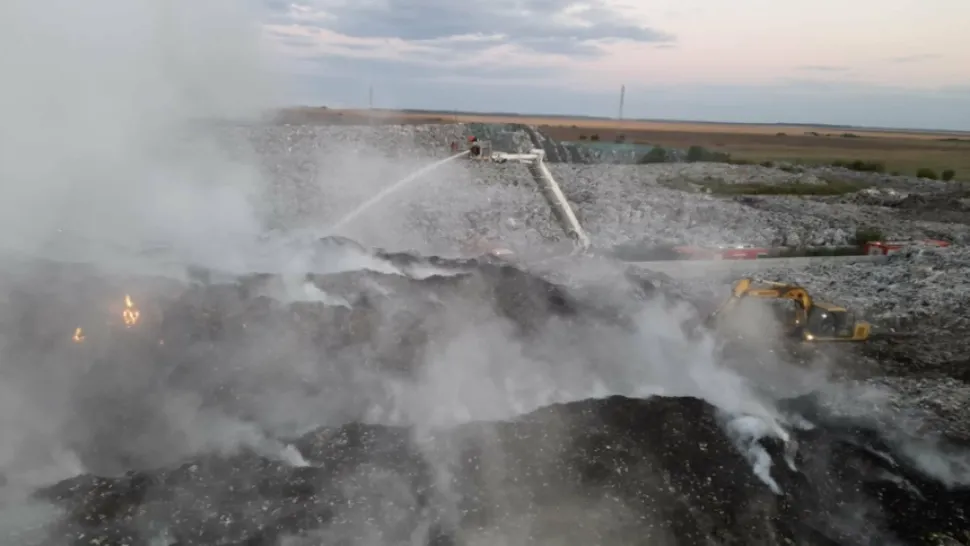 FOTO  Incendiu VIOLENT la un depozit de deșeuri din județul Călărași. Intervenție ÎN FORȚĂ a pompierilor
