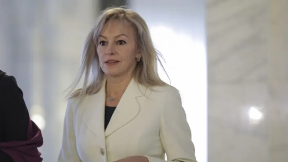 Blonda lui Boc, apariție SURPRIZĂ la Ministerul Justiției. Gabriella Ferencz, alături de Lucian Bode la preluarea mandatului