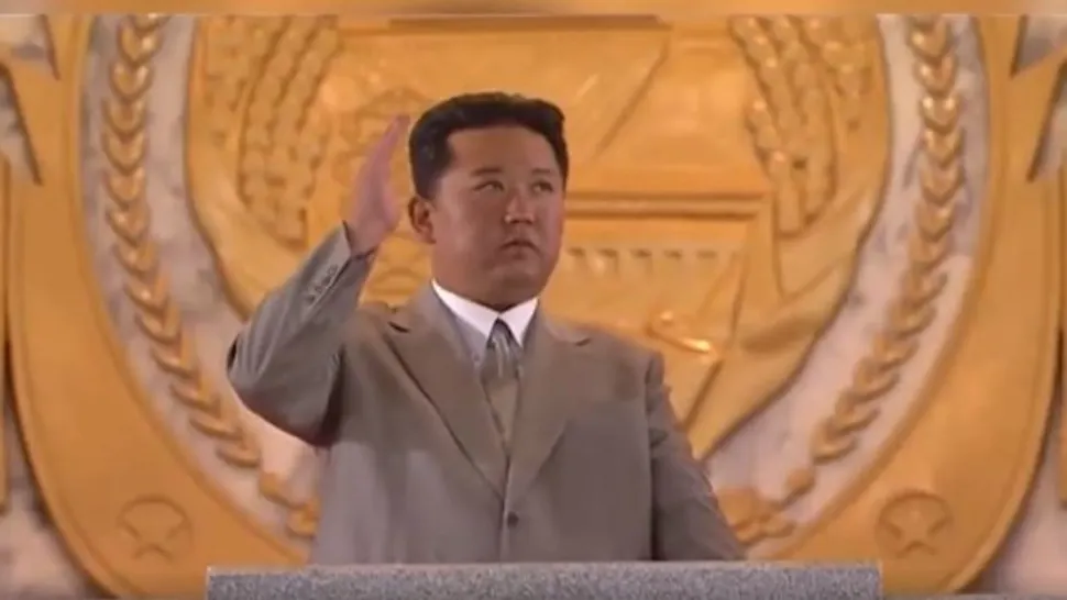  Transformarea radicală a liderului nord-coreean. Kim Jong-un este slab, bronzat, și pregătit de parade