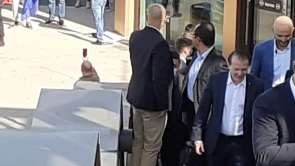 VIDEO - Florin Cîțu și echipa de susținători, primiți cu huiduieli la Iași: "Trădătorii! Securiștii!"