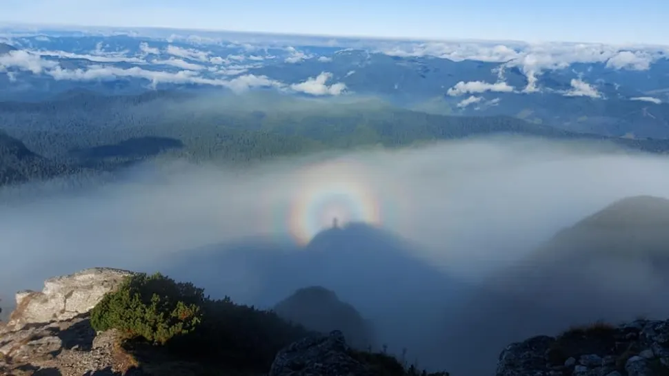 FOTO + VIDEO | Efectul Gloria, un fenomen extrem de rar, surprins pe muntele Ceahlău 