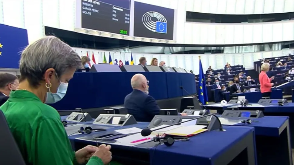 Imagini INCREDIBILE în Parlamentul European! Ce făceau 2 comisari europeni, în timpul discursului Ursulei von der Leyen  