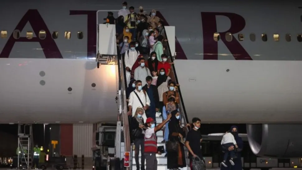 Zeci de cetăţeni americani şi rezidenţi permanenţi, evacuaţi din Afganistan
