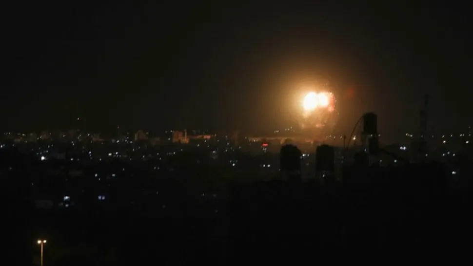 Israel, ATAC în noapte în Fâșia Gaza - Loviturile aeriene vin după lansarea de baloane incendiare de Hamas