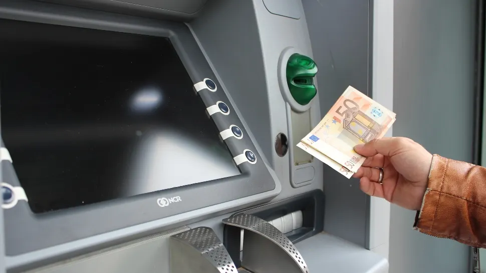 Un bărbat din Alba a găsit 1.300 de euro în fanta unui bancomat și i-a băgat în buzunar. Ce a urmat