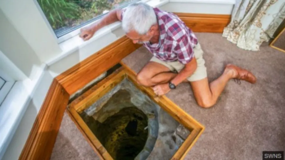 Bărbatul a dat canapeaua la o parte şi a săpat în podea. I-a stat inima când a văzut ce scoate - FOTO