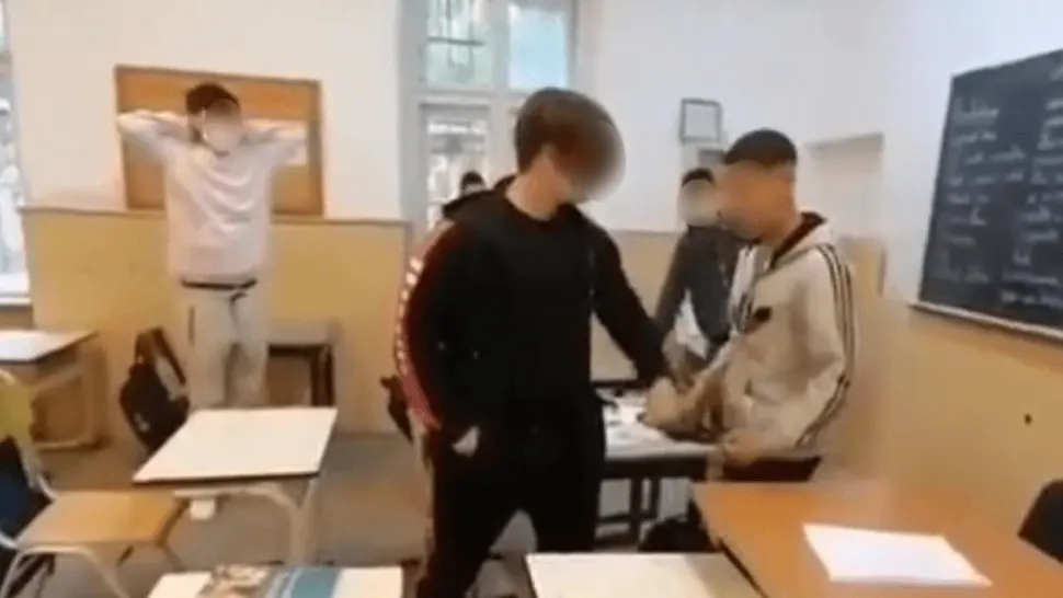 3 elevi reţinuţi şi unul internat la Psihiatrie, după ce și-au bătut crunt un coleg, într-un liceu din Arad