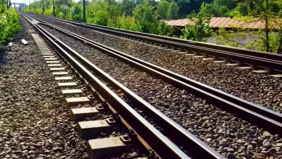 Doi bărbați găsiți morți pe calea ferată! Descoperire șocantă în județul Bihor