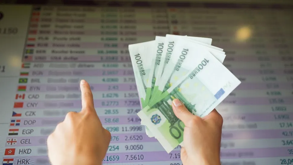 Avertismentul economiștilor: „Criza politică aruncă în aer cursul valutar. Euro va trece de pragul de 5 lei”