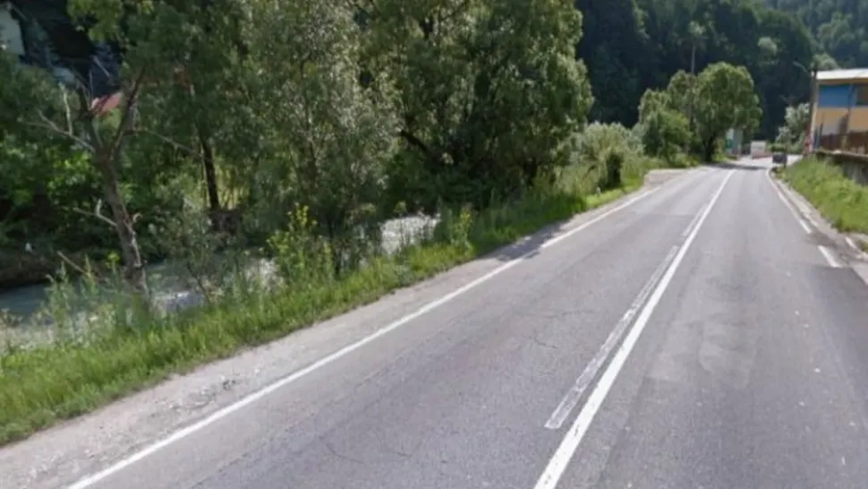 O maşină cu 3 persoane, cât pe ce să cadă în râul Prahova. O posibilă tragedie, EVITATĂ în ultimul moment
