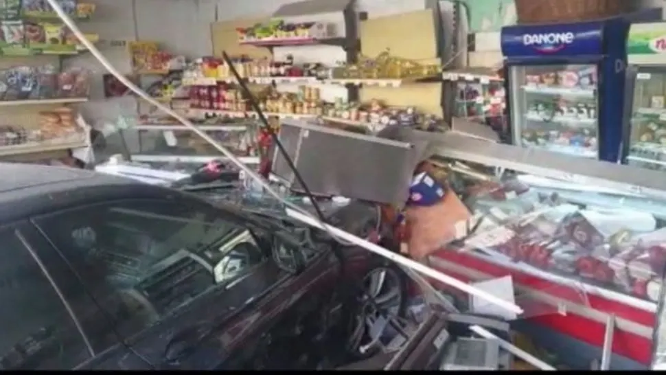 VIDEO - Incident grav, în Craiova. Cum s-a oprit un BMW într-un magazin, la scurt timp după ce un grup de copii plecase din zonă 