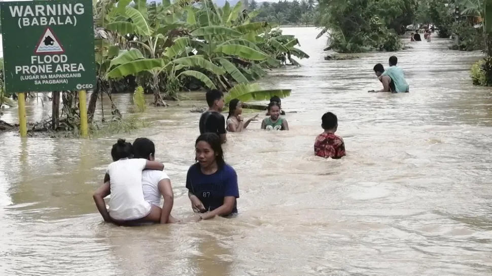 FOTO | Situație dramatică în Filipine: 6 morți în urma taifunului Conson