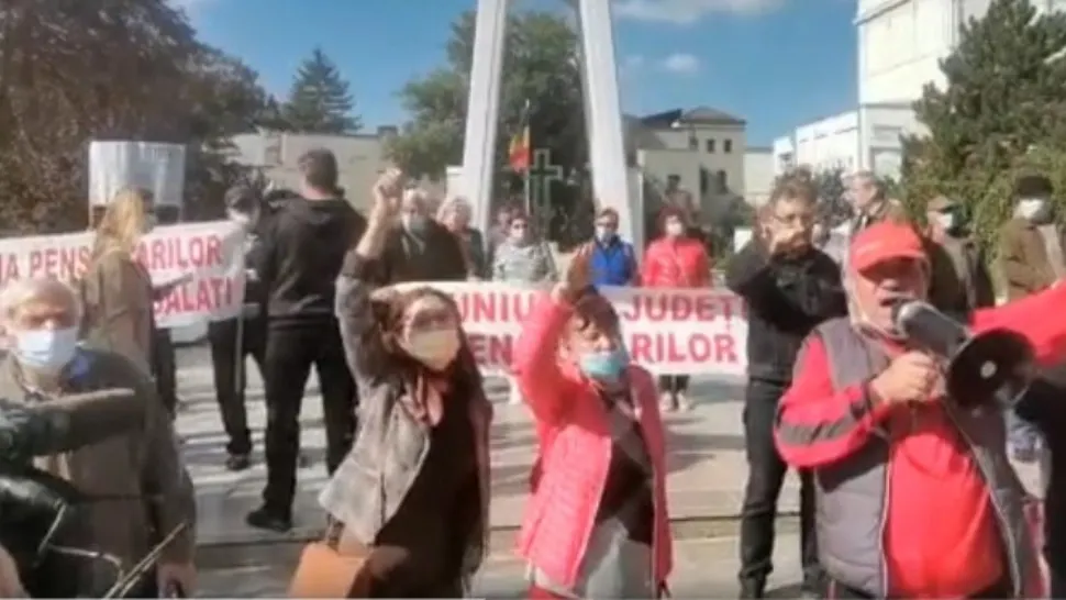 Protest masiv la Galați. Zeci de pensionari au cerut demisia Guvernului Cîțu
