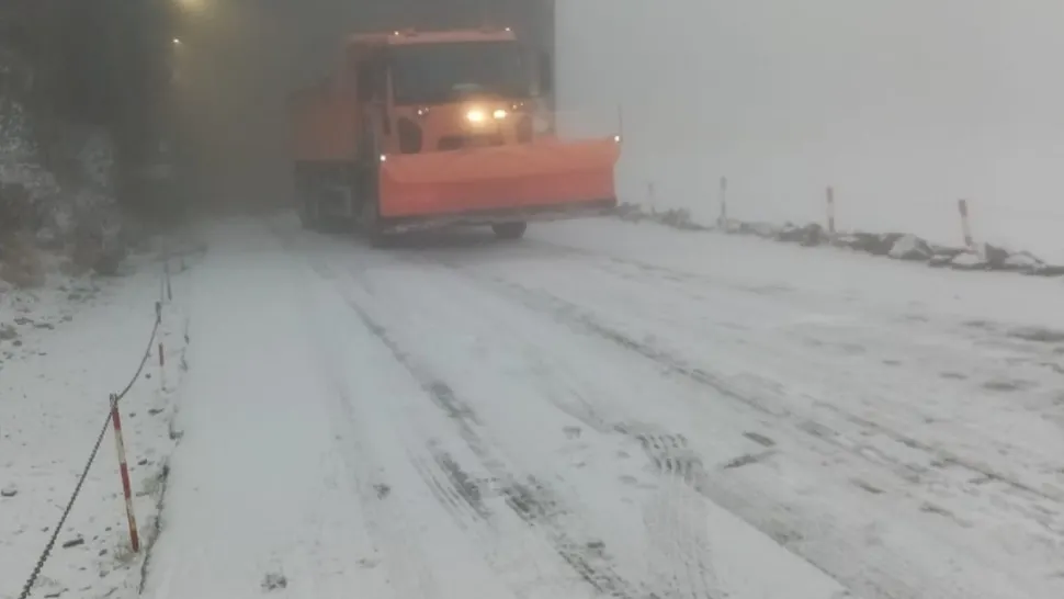 VIDEO Strat de zăpadă de peste 10 centimetri pe Transfăgărășan - Avertisment pentru șoferii care merg pe drumurile montane