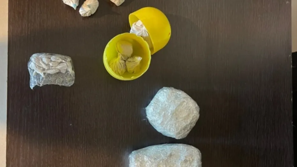 VIDEO | Patru persoane, reţinute pentru trafic cu droguri de mare risc