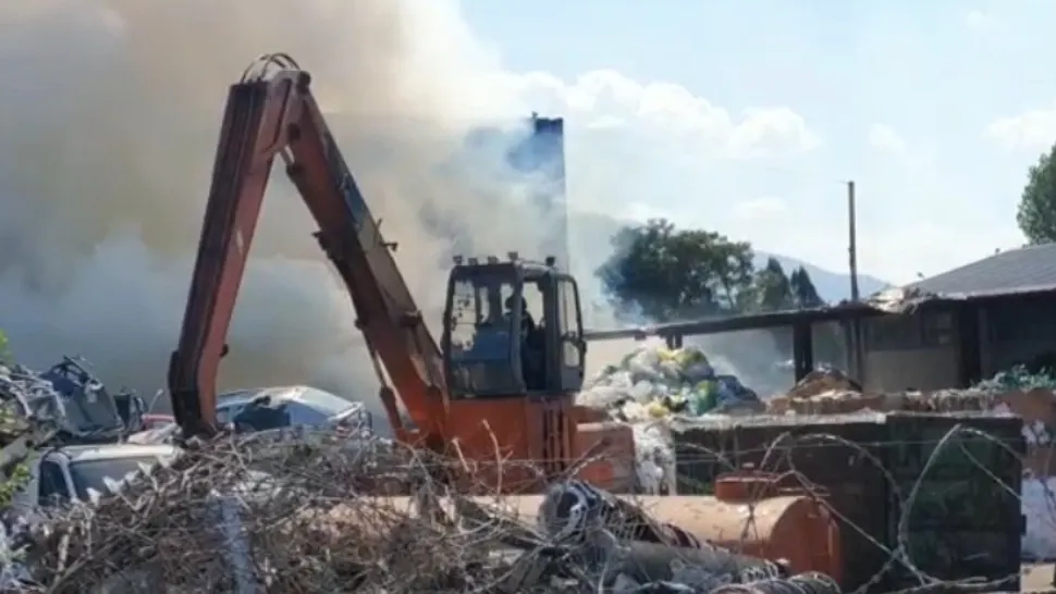 VIDEO | Incendiu de amploare, în curtea unei firme de pază din Brașov 