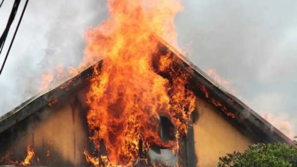 Un bărbat din Suceva a murit după ce i-a luat foc casa. Ce greșeală fatală a comis