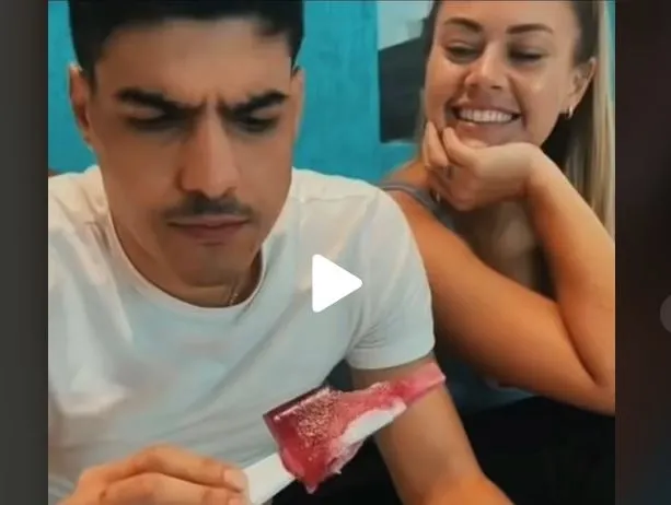 VIDEO – Soția i-a dat să mănânce o înghețată pe un bat ciudat. Când a terminat-o și și-a dat seama ce era, i s-a făcut rău